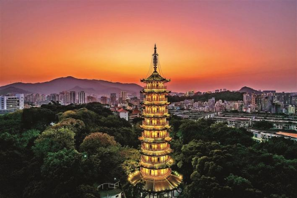 夕阳下的龙峰塔.jpg