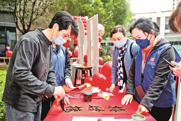 开元新时代文明实践中心开展新春游园活动，书法家为居民义写春联。.jpg
