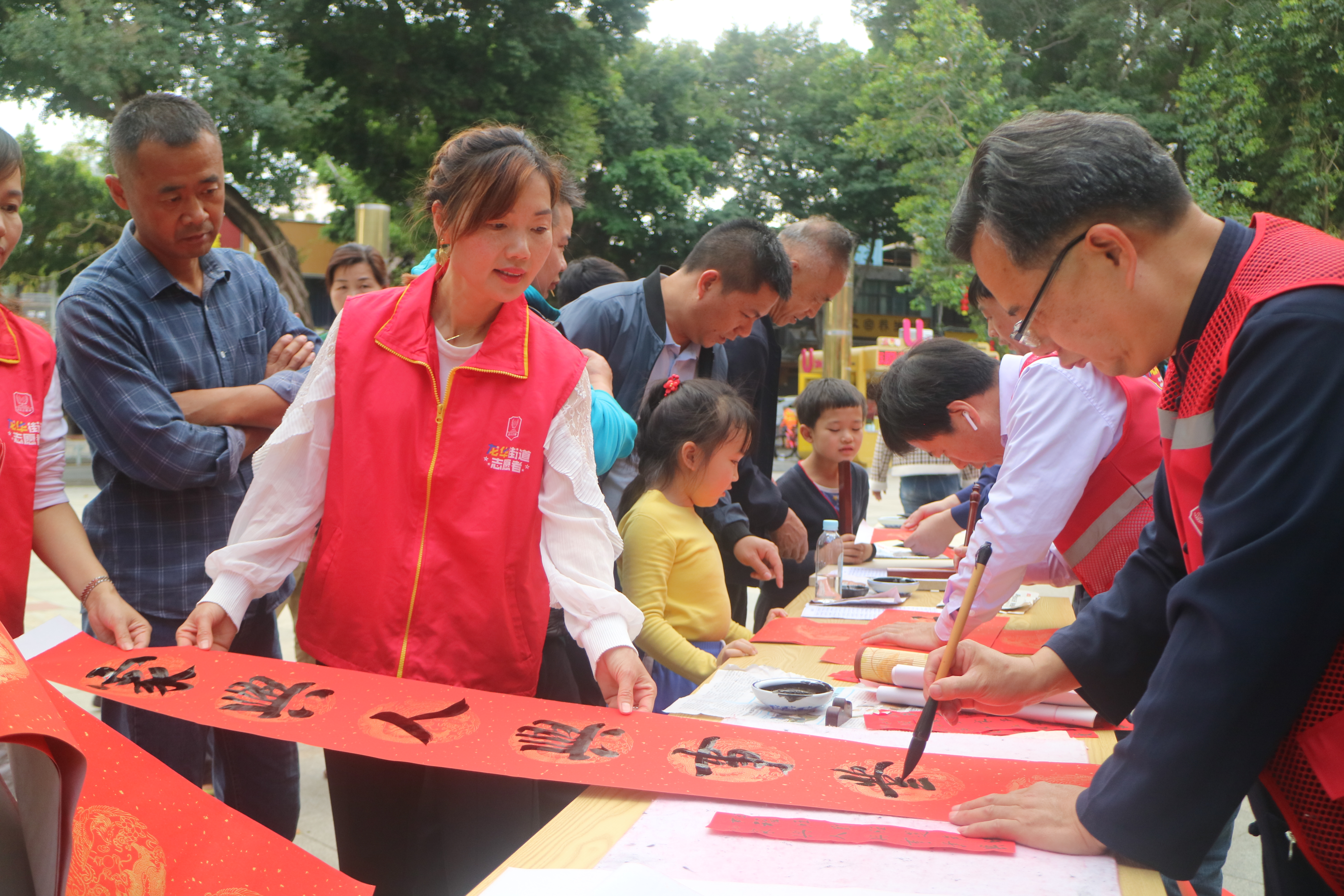 讲师团书法老师写春联4(1).JPG