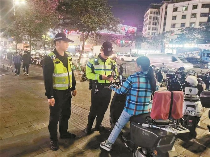 福城街道兴富社区社警联合开展“一盔一带”专项整治行动.jpg