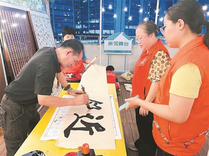 福城街道茜坑社区举办“老物件里忆时光”暨书法爱好者联谊活动.jpg