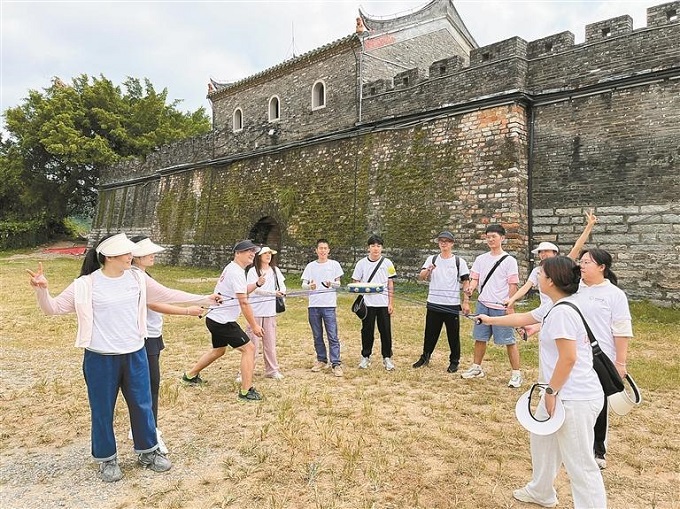 福城街道茜坑社区举办单身青年户外探险团建活动.jpg