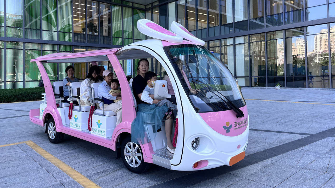 图说：开元院区穿梭的“兔兔车”，主要用于门诊急诊之间免费摆渡。_副本.jpg