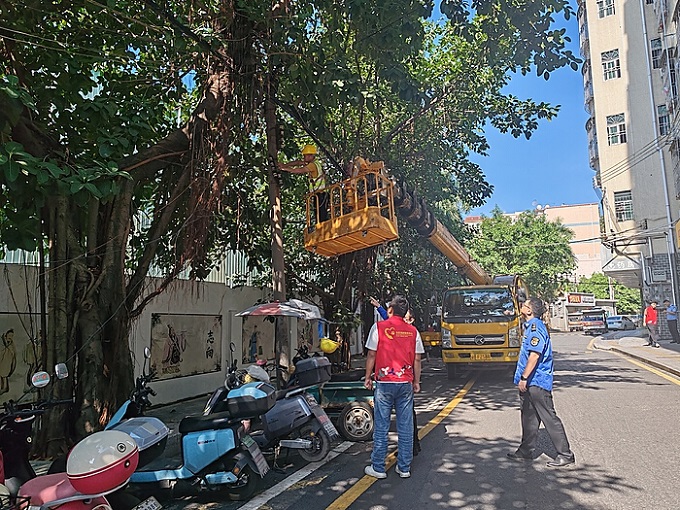 从“飞线”难题到“无线”美丽，福城街道兴富社区为民办实事获好评1.jpeg