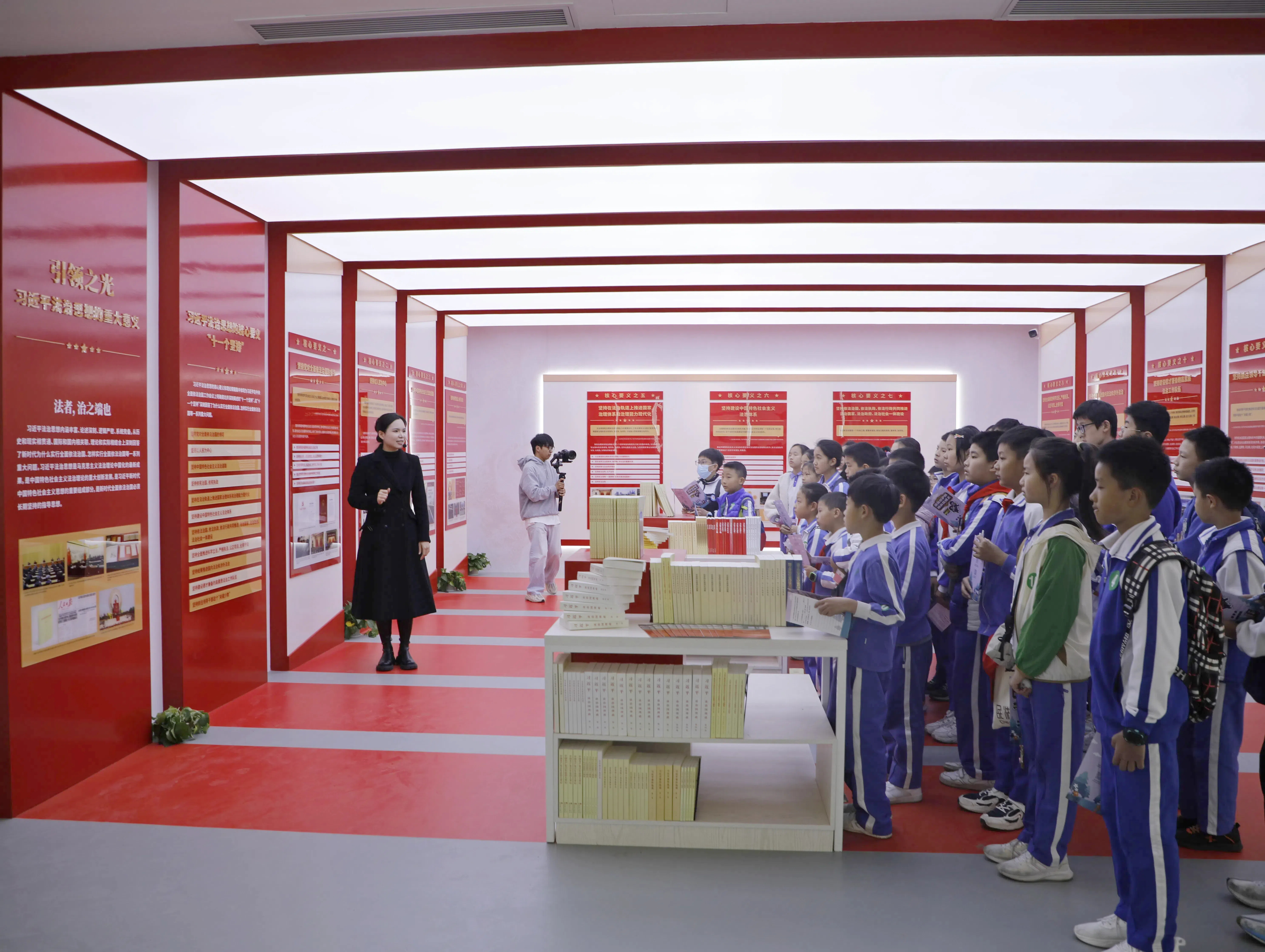 参观习近平法治思想学习宣传阵地展馆.jpg