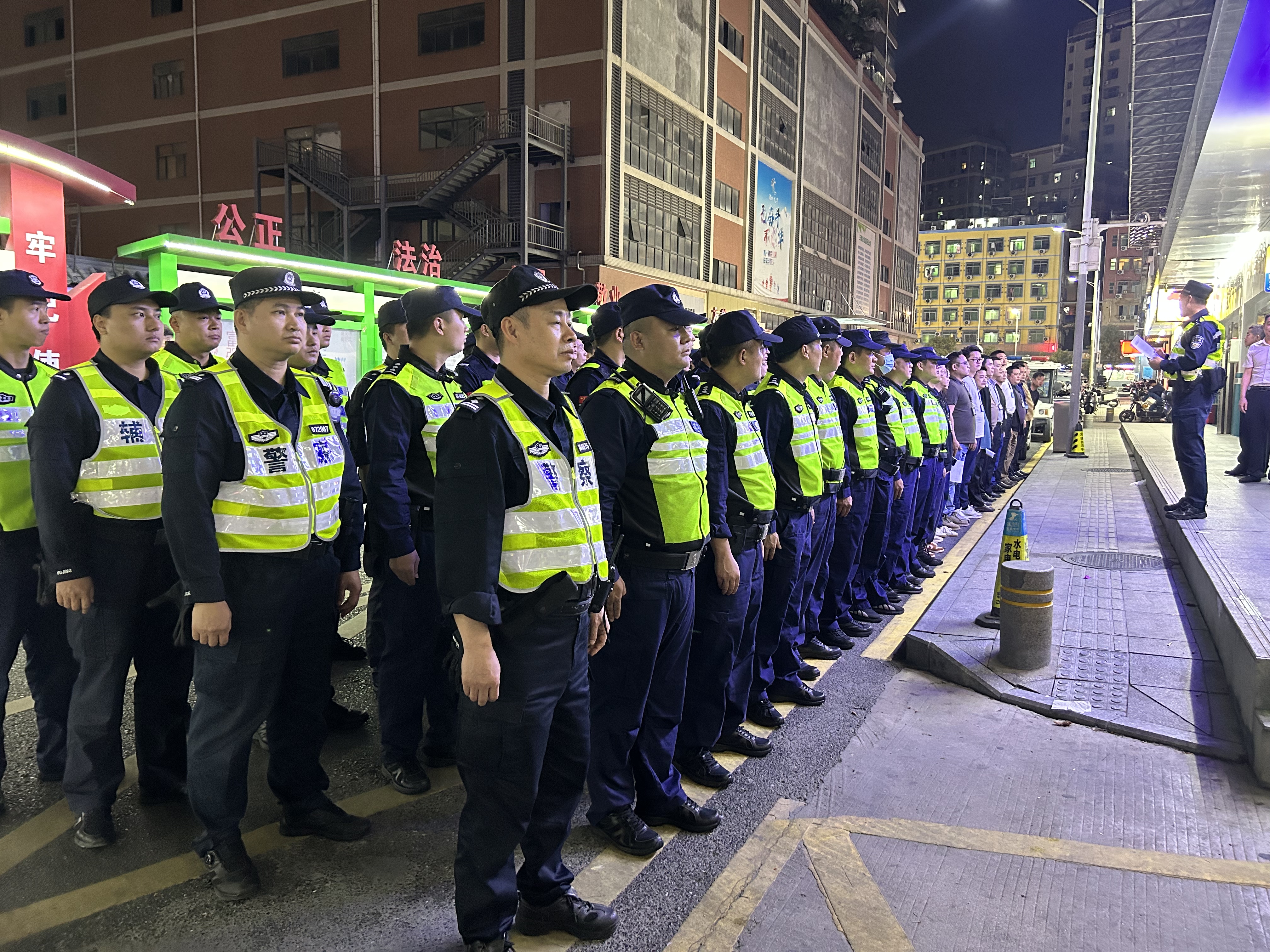 9.在开元汽车站及周边开展“警网楼”跨区域拉练行动.jpg