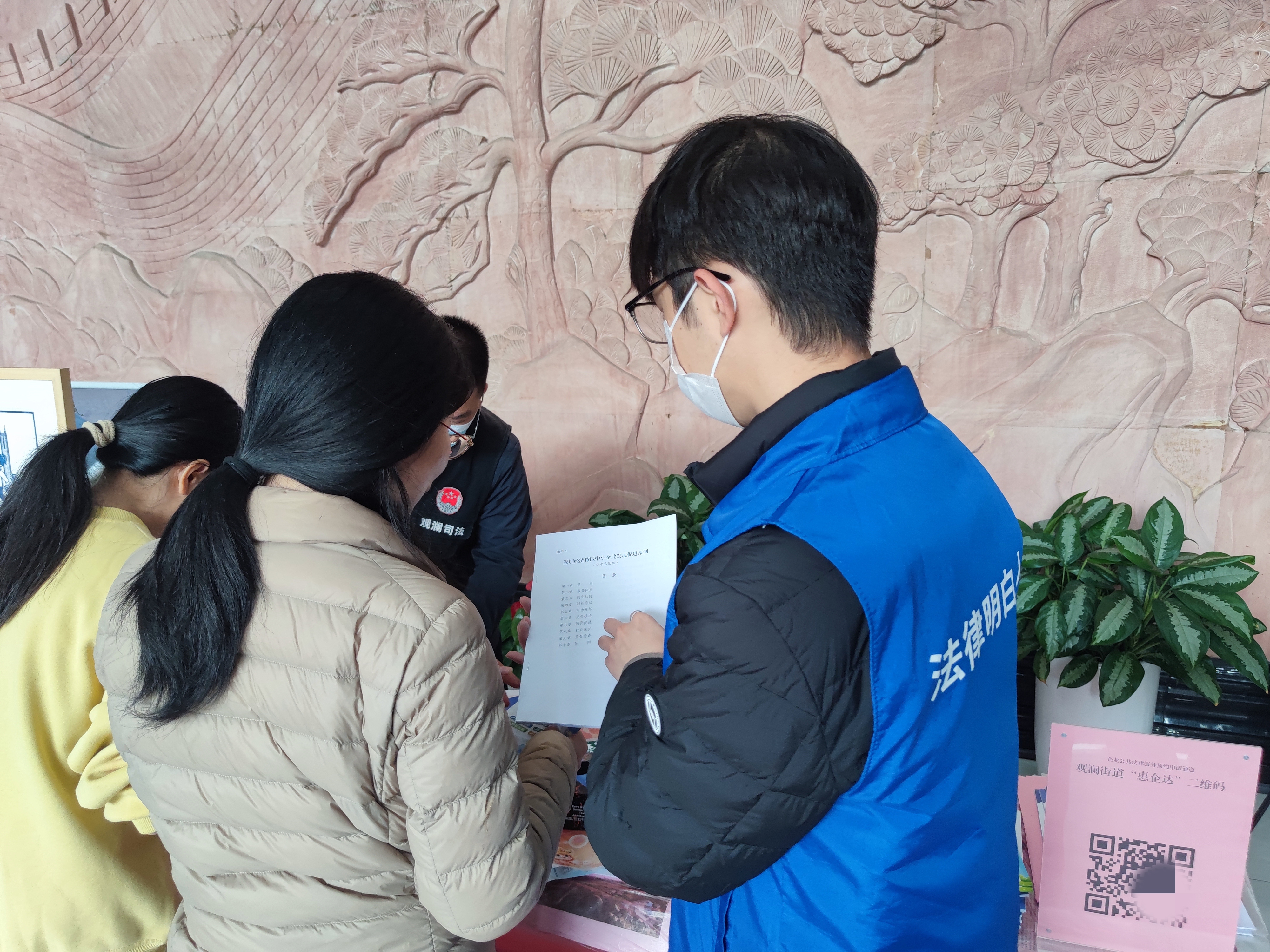 法律明白人在向企业职工普及法律知识.jpg