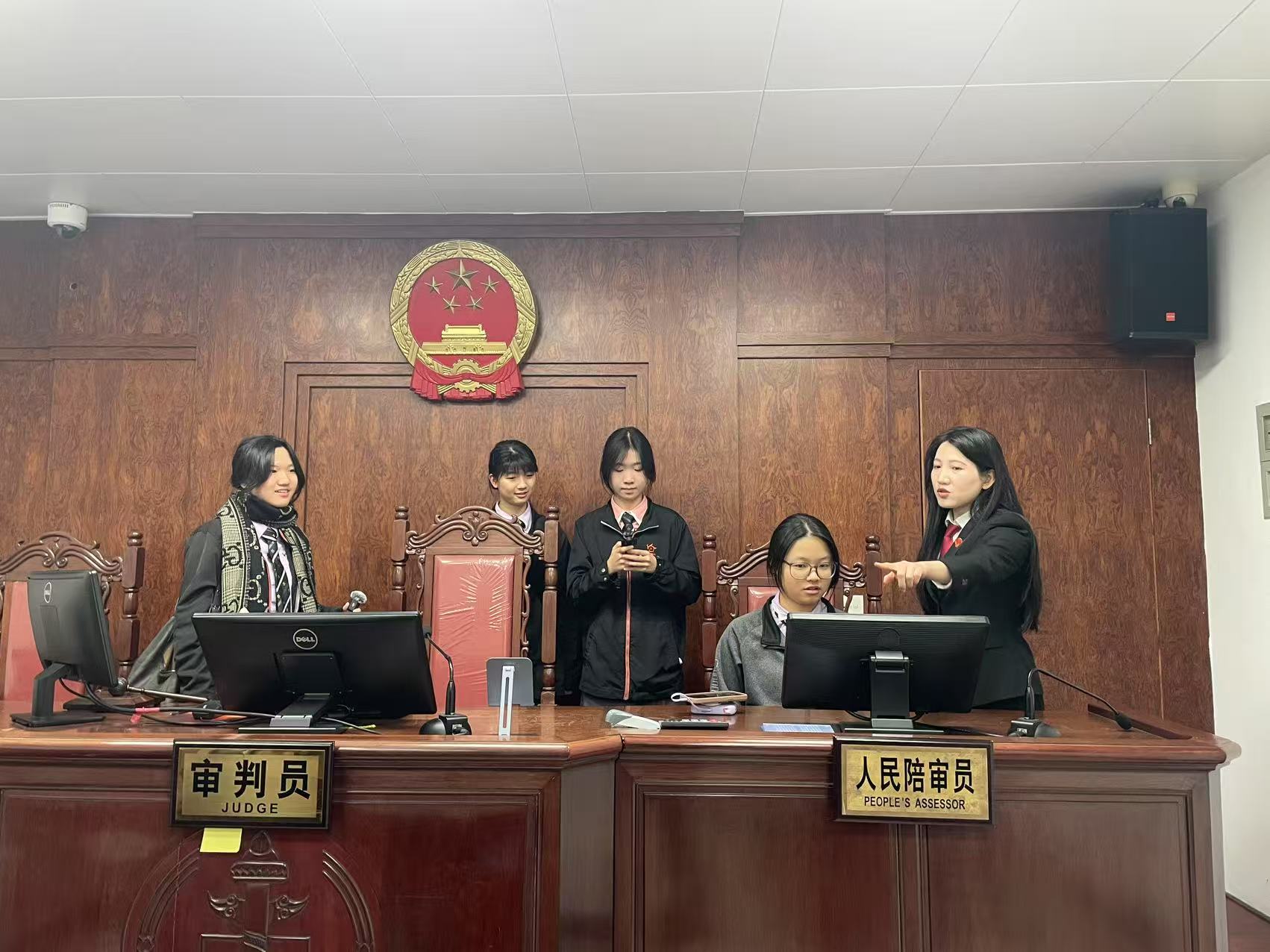 学生在参观开元法庭2.jpg