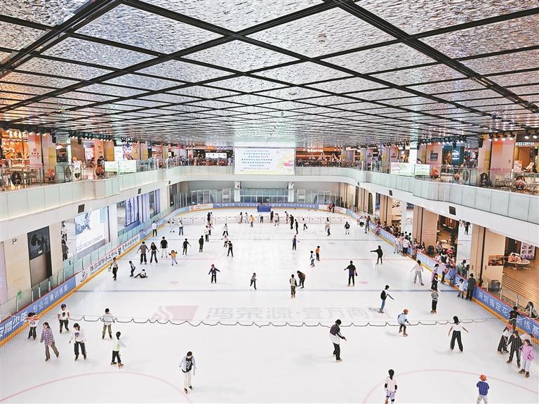 市民在开元壹方天地体验冰雪运动。.PNG