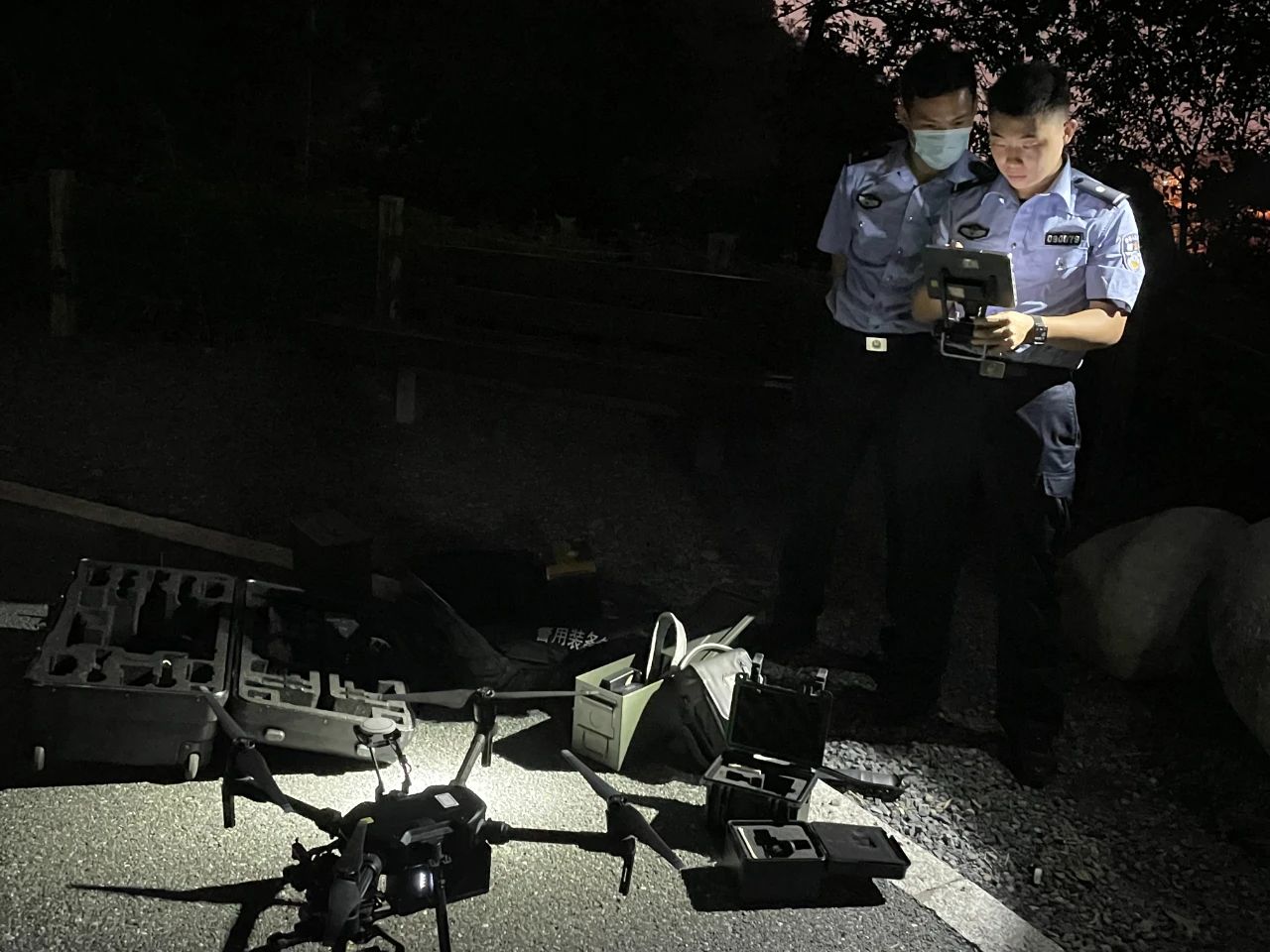 开元分局民警正在使用无人机开展失联查找工作.jpg
