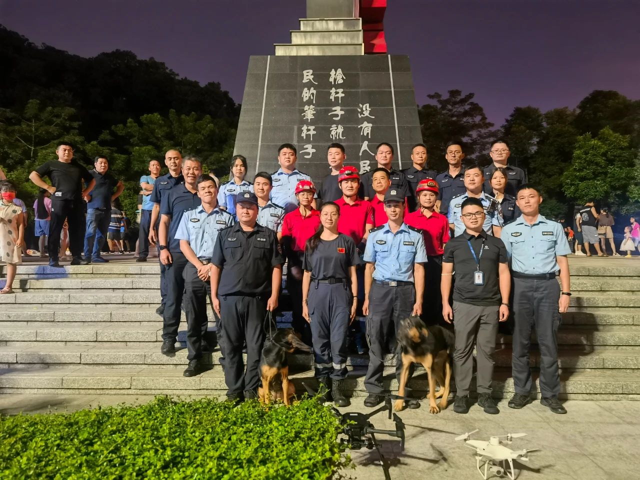 圆满完成失联人员查找任务的搜救力量.jpg