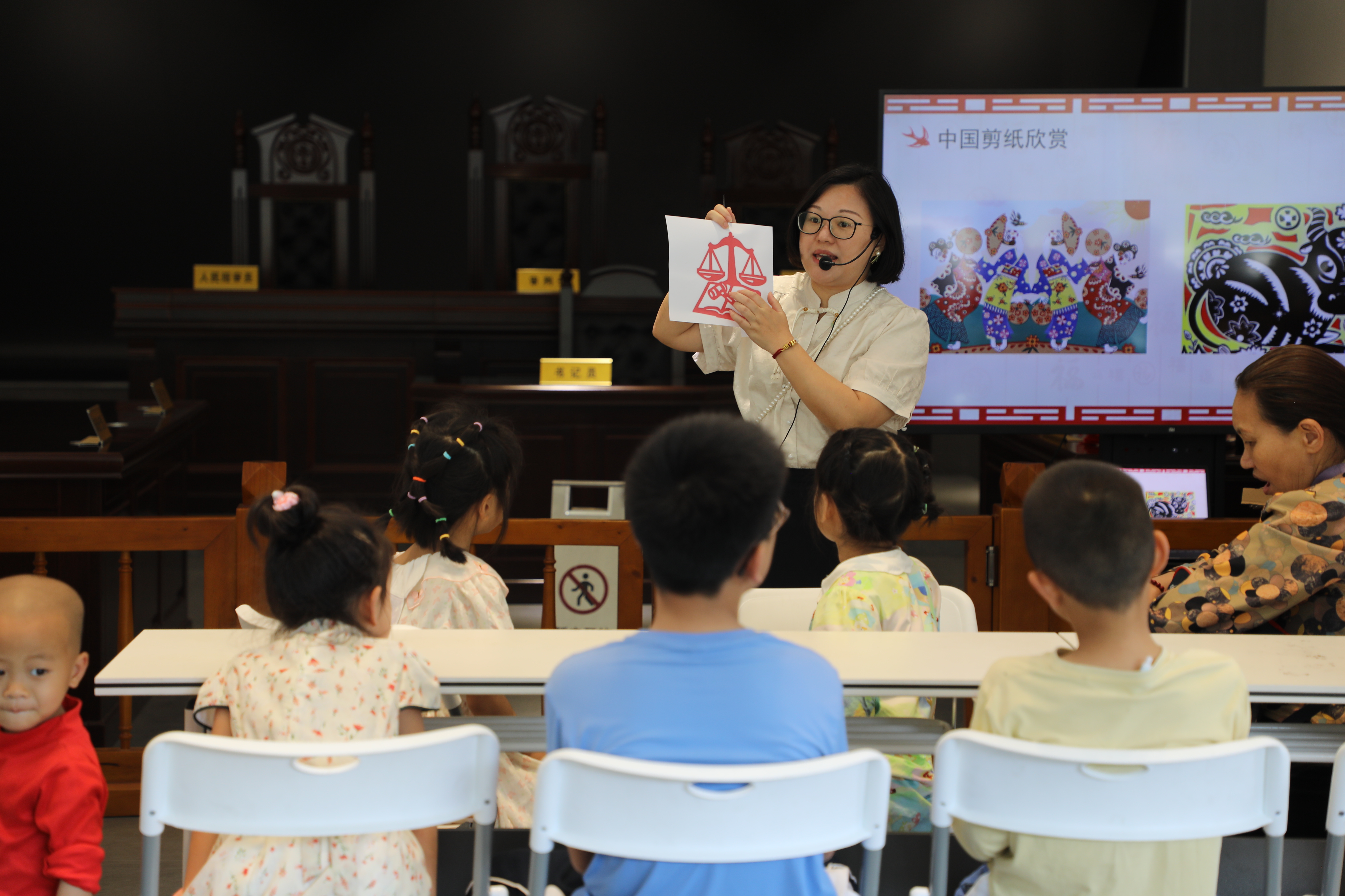 6、非遗传承人在讲解法治剪纸课.JPG