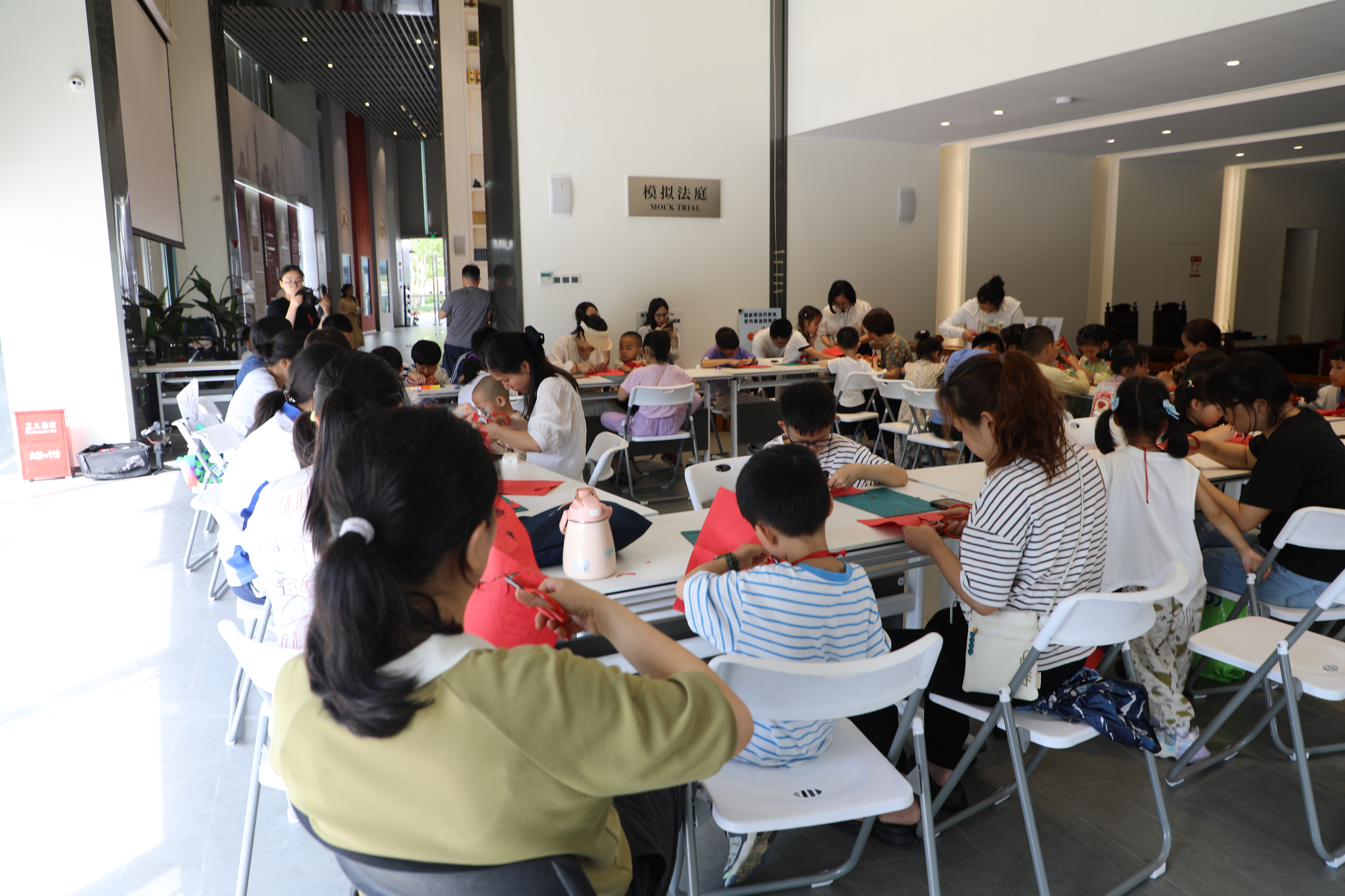 8、市民群众在体验非遗剪纸课.JPG