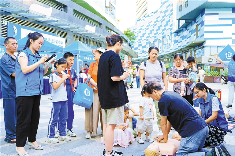 居民在志愿者指导下学习急救技能.jpg