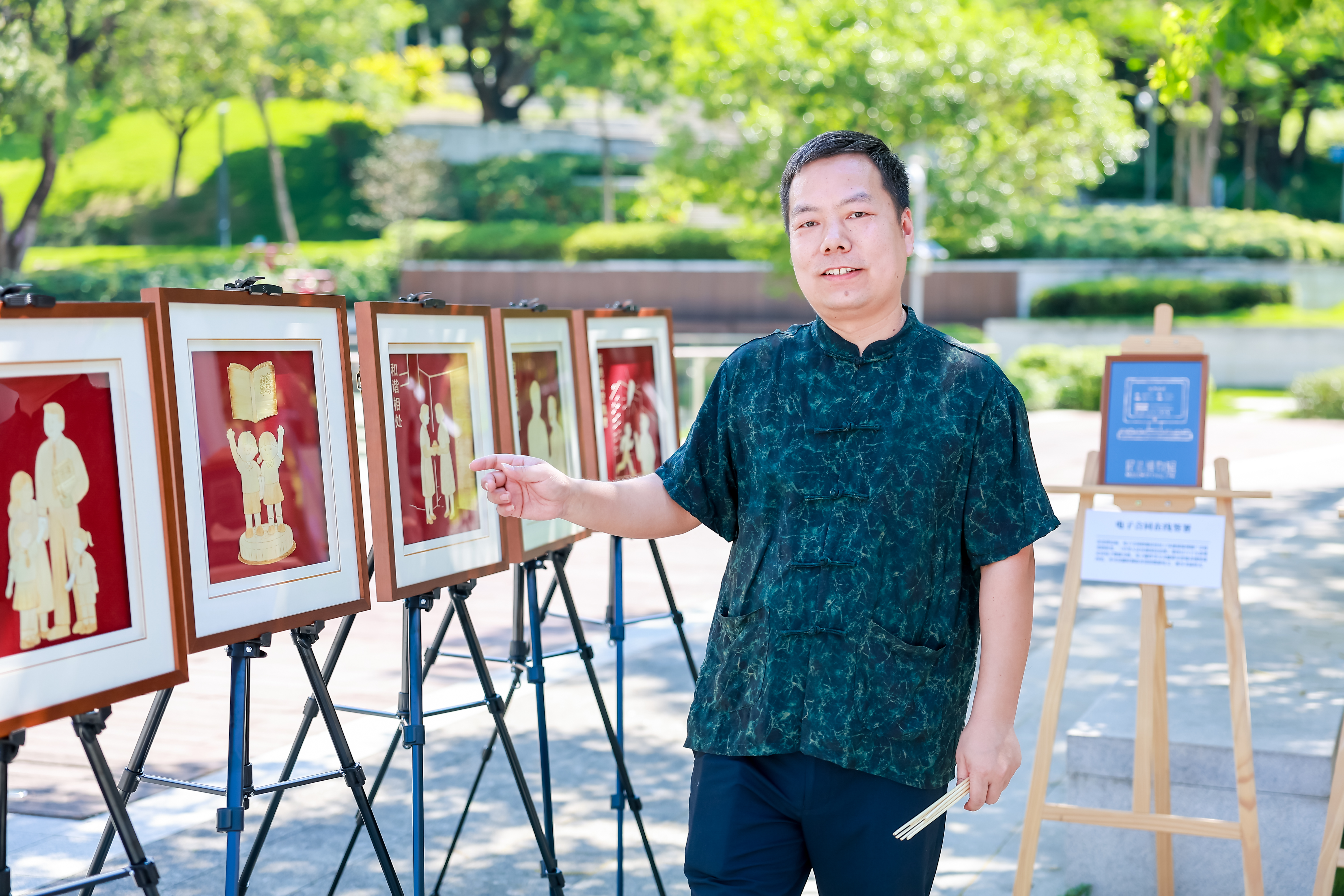 非遗传承人在讲解麦金画.jpg