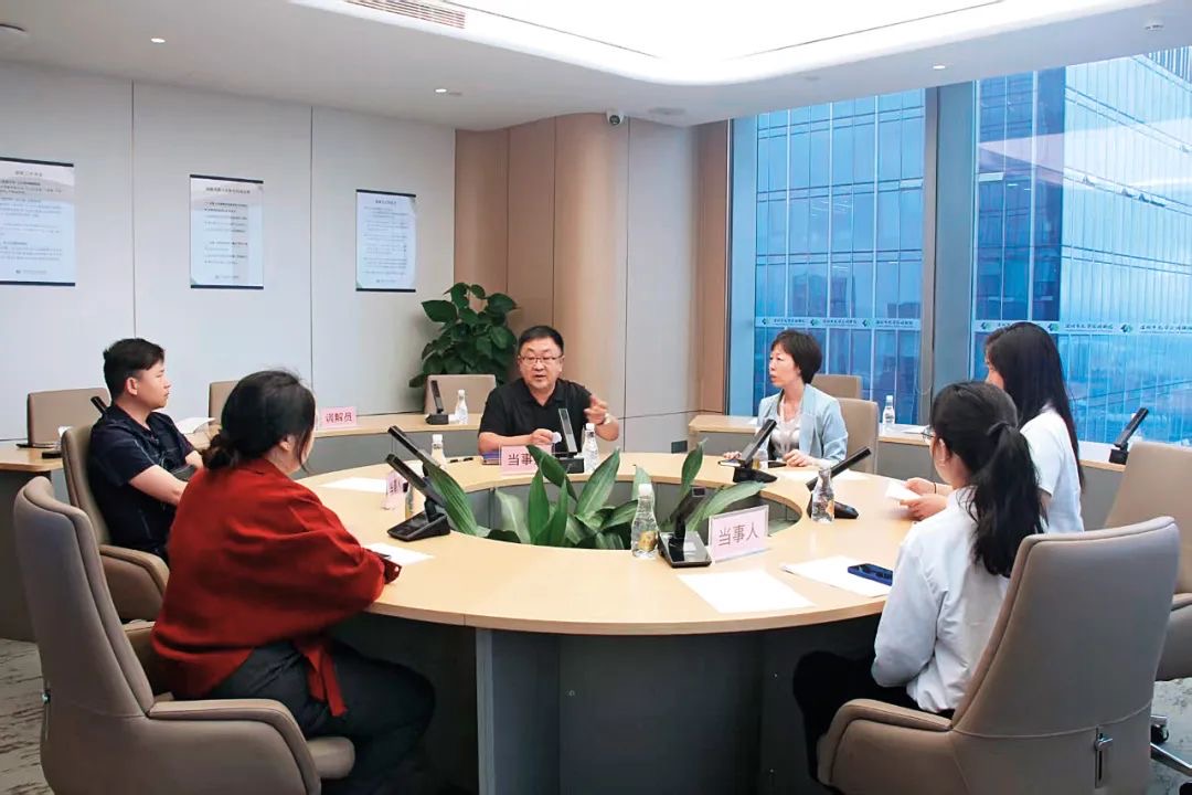 在广东省开元调解院，法学会基层服务站的法学专家就调解事项向当事人进行法律讲解和指引。.jpg