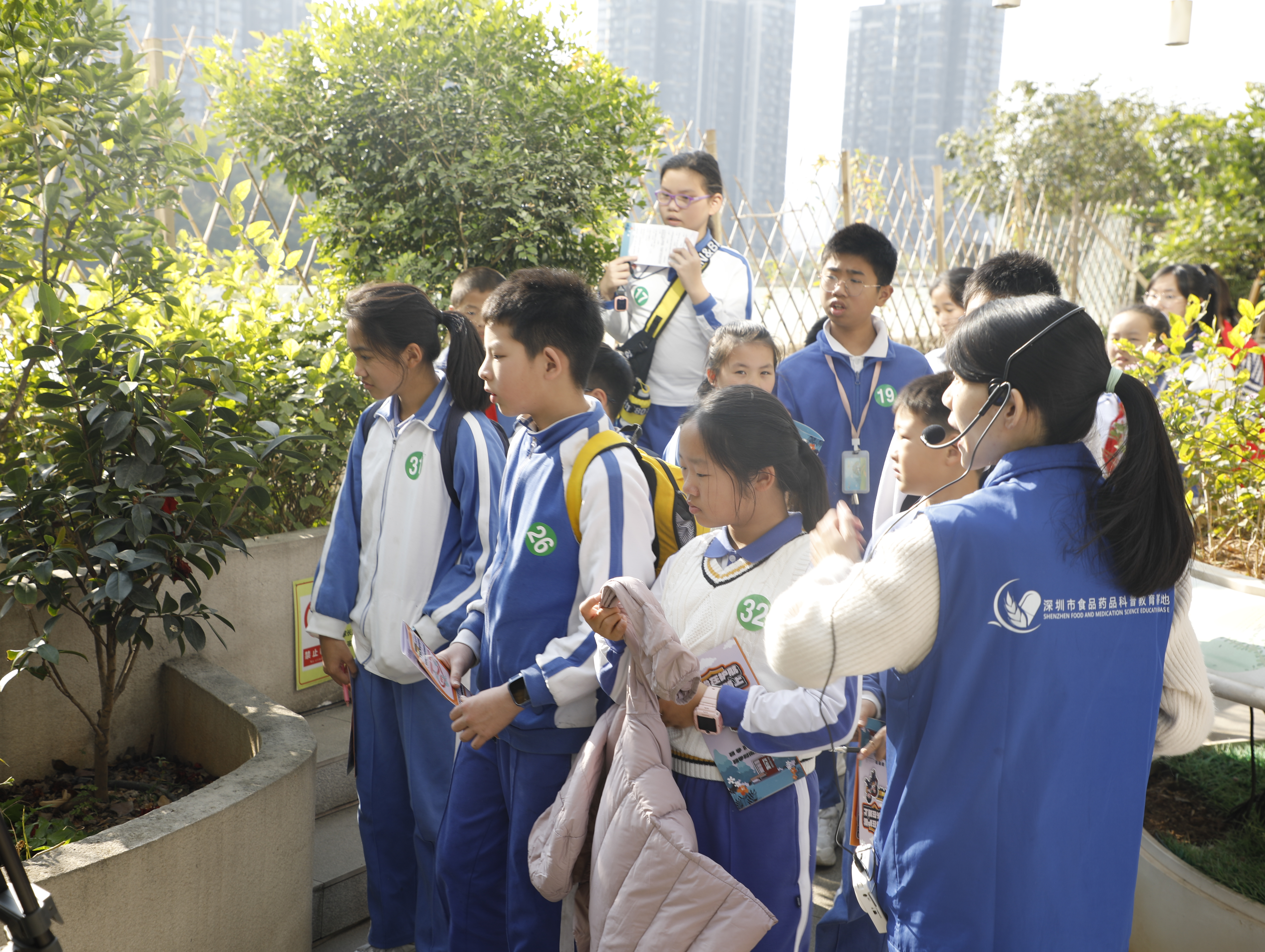 2、开元青少年参观食品药品科普基地.JPG