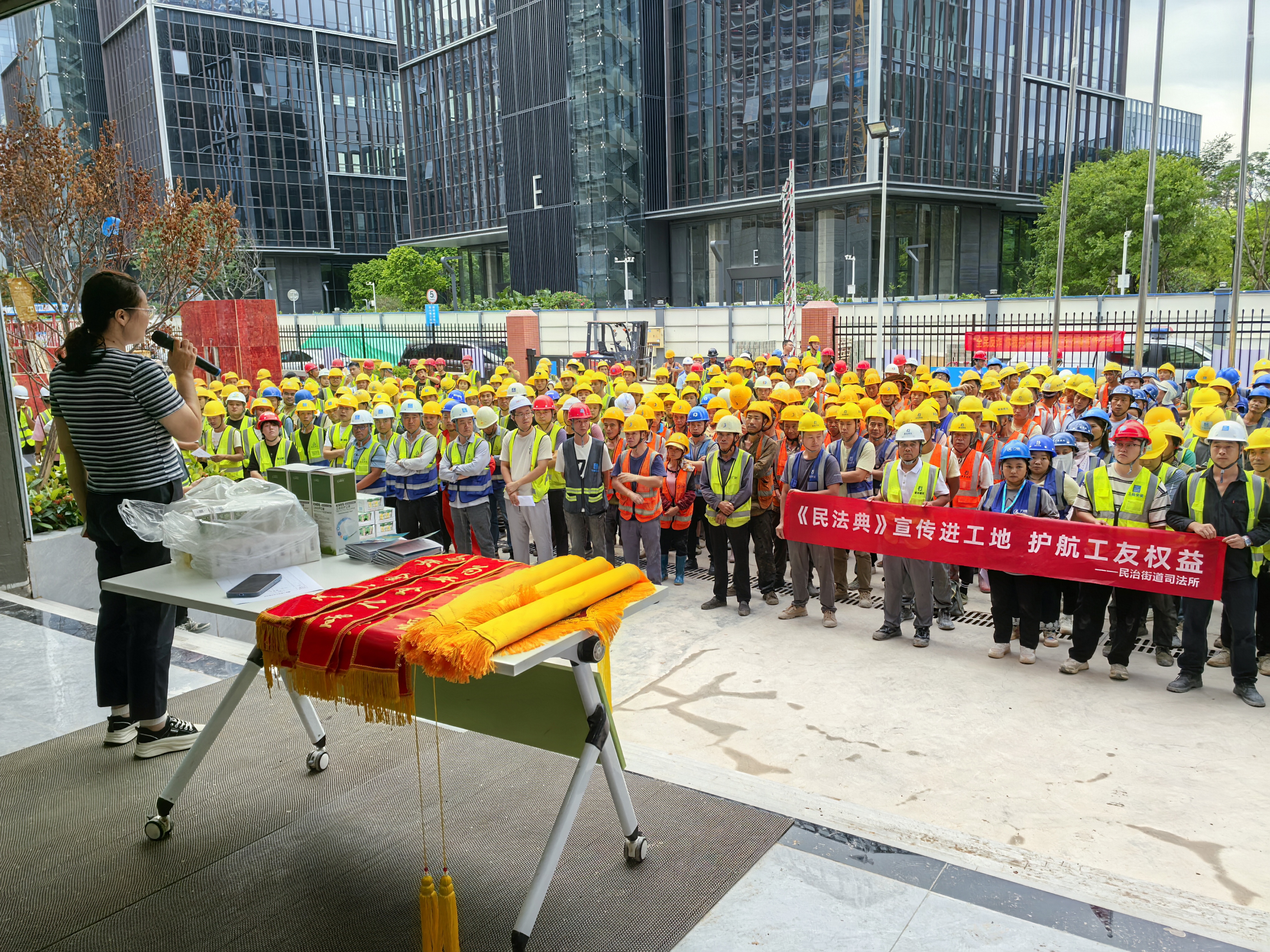 1、2025年5月24日，民治街道司法所携手民新社区法律明白人在鹏宸云筑建设工地开展了一场《民法典》普法宣传活动.jpg