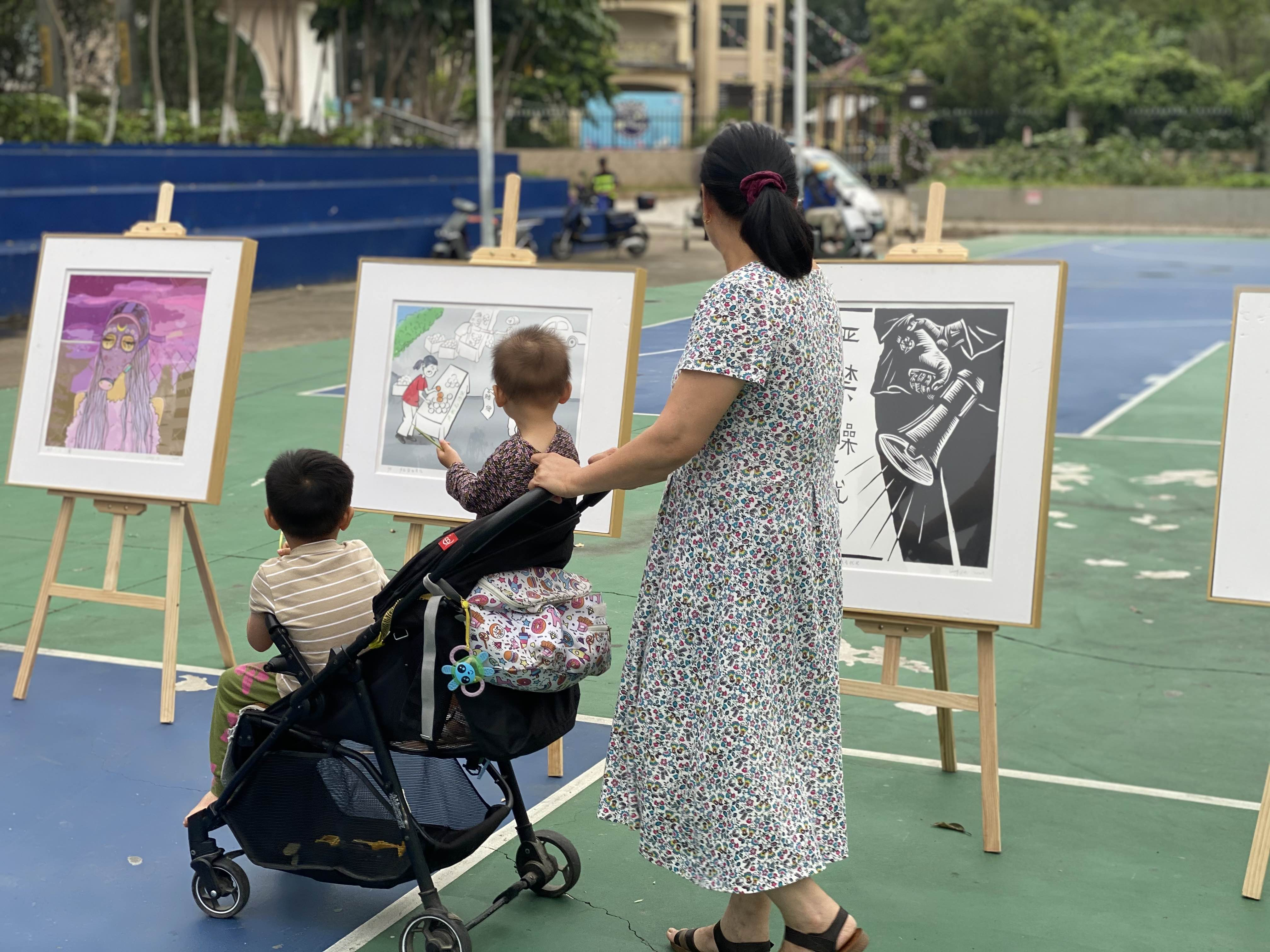 2023年5月8日，观澜司法所走进桂花法治公园，开展了“以笔绘法，以行护法”法治版画作品展进公园活动，将尊法学法融入群众生活日常.png