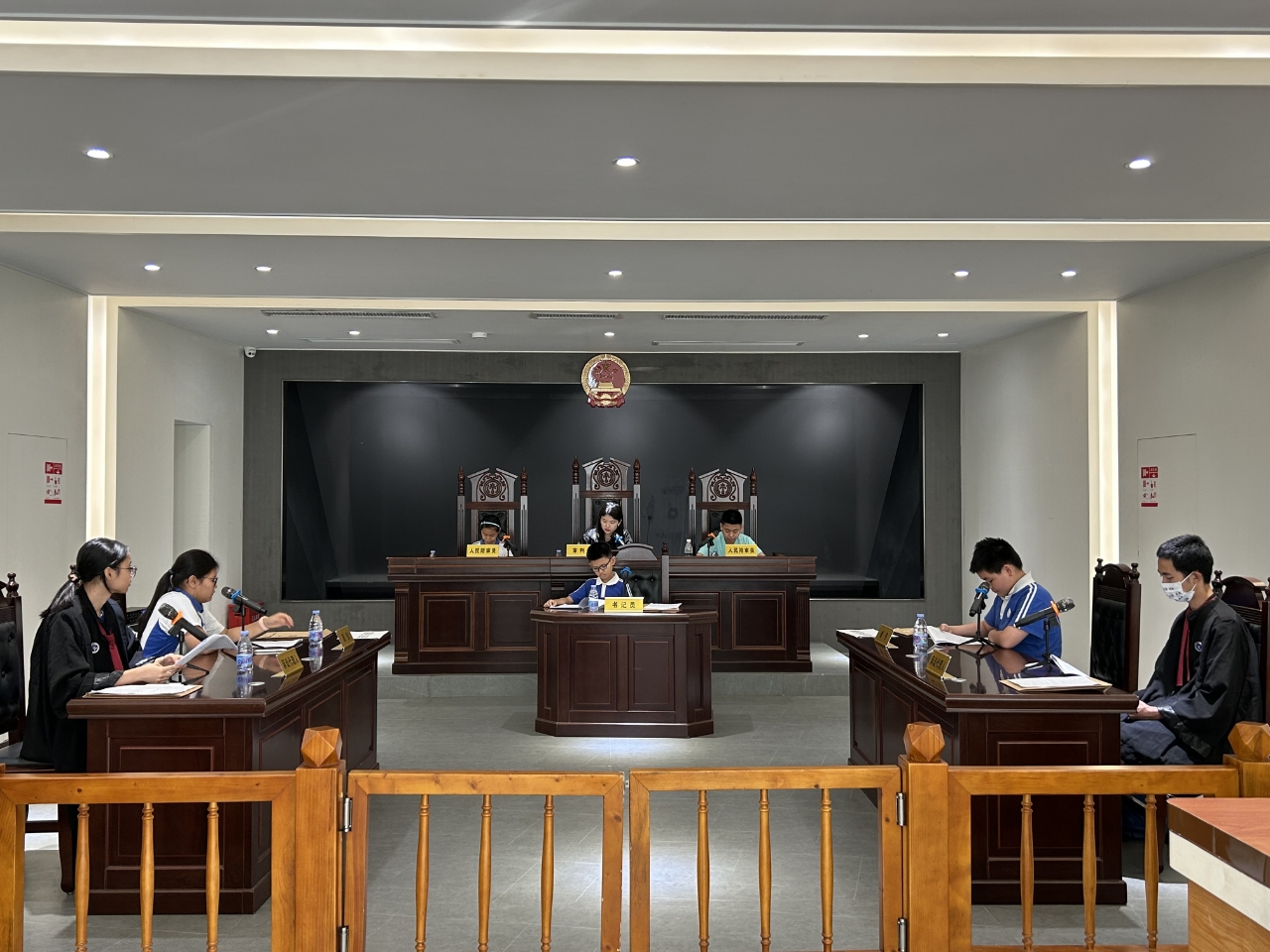 7名青少年认真演绎模拟法庭中各个角色.jpg