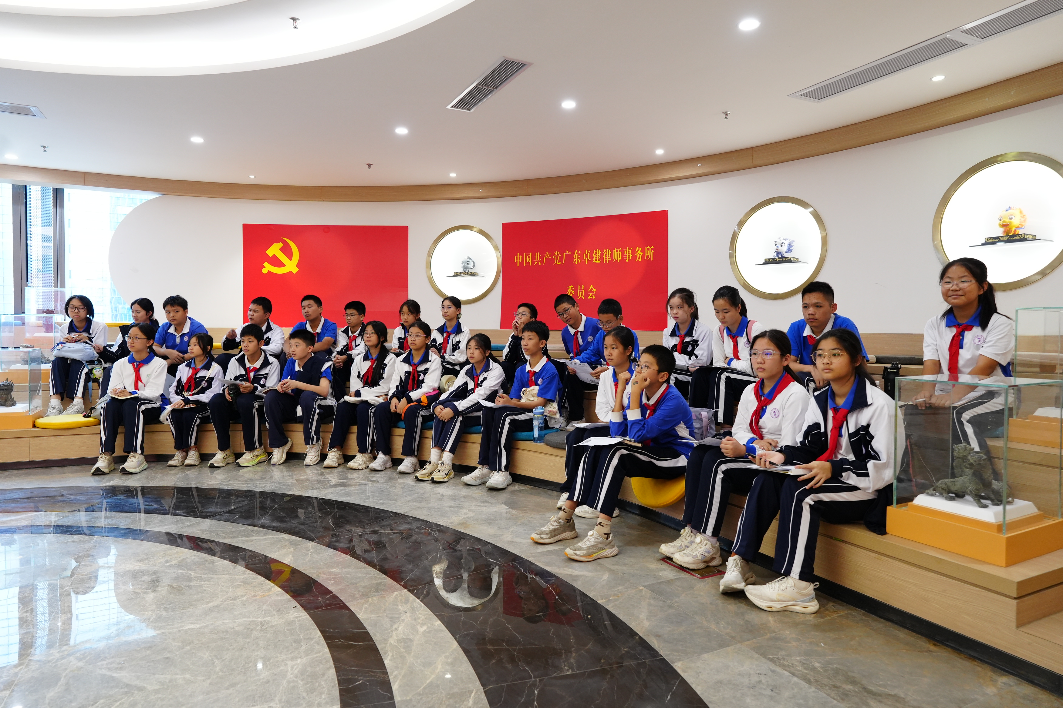 4、学生参观开元律师事务所.JPG