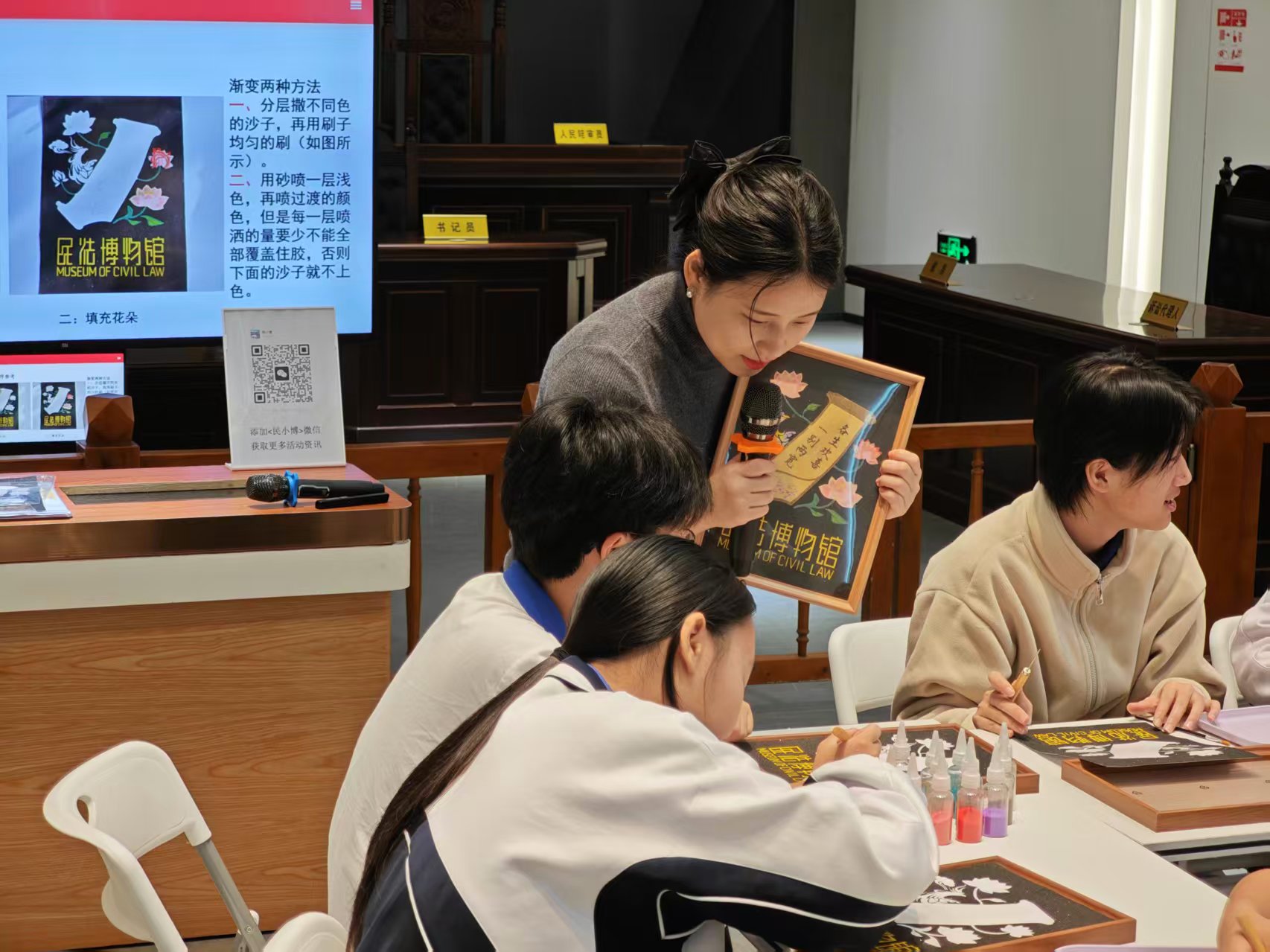 7.开元中英文实验学校学生制作法治沙画.jpg