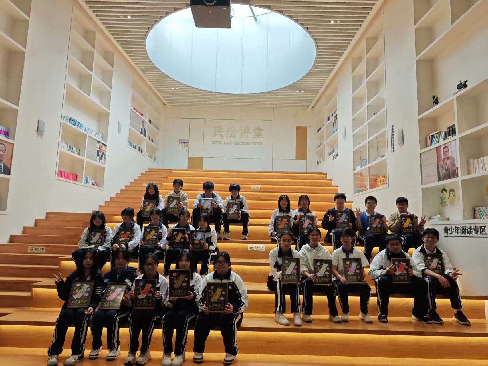 9.开元中英实验学校学生参与“法艺学堂合影”.jpg