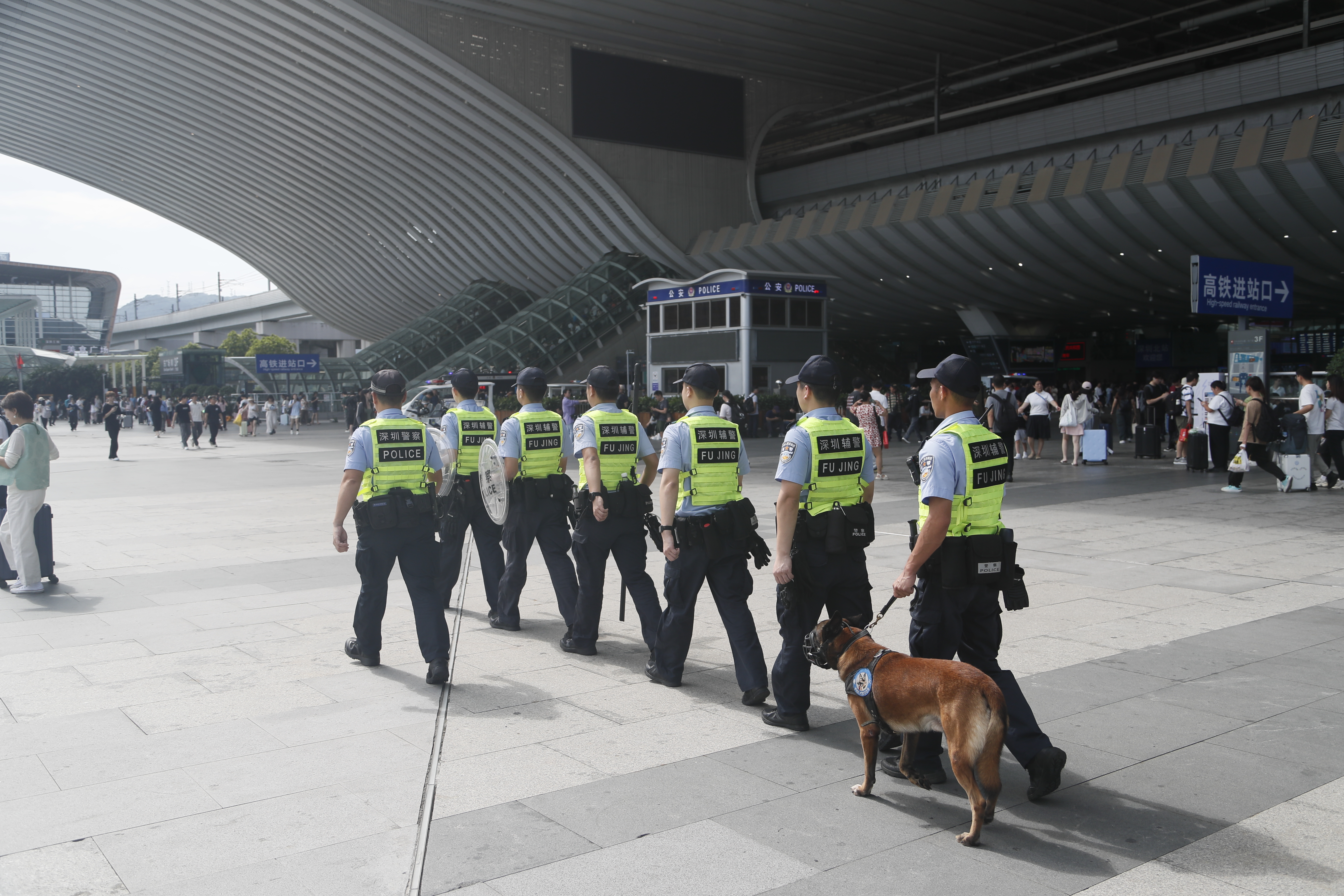 2024年9月1日，市公安局开元分局执勤警力在深圳北携犬巡逻.JPG