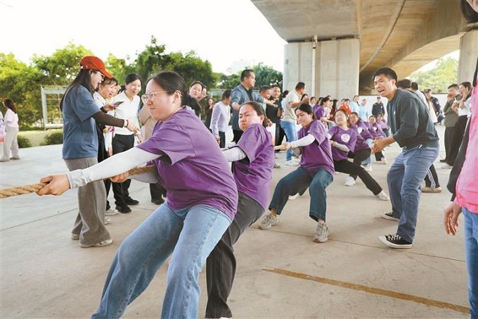 福城街道妇联举办“巾帼展英姿·奋进向未来”拔河比赛.jpg