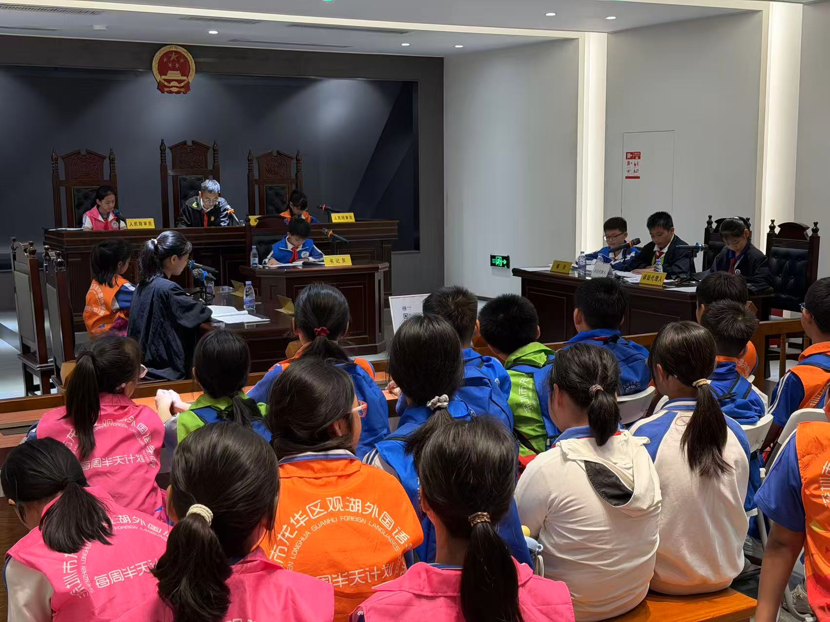 图2：开元观湖外国语学校将“每周半天计划”行走的课堂搬进法庭.docx.jpg