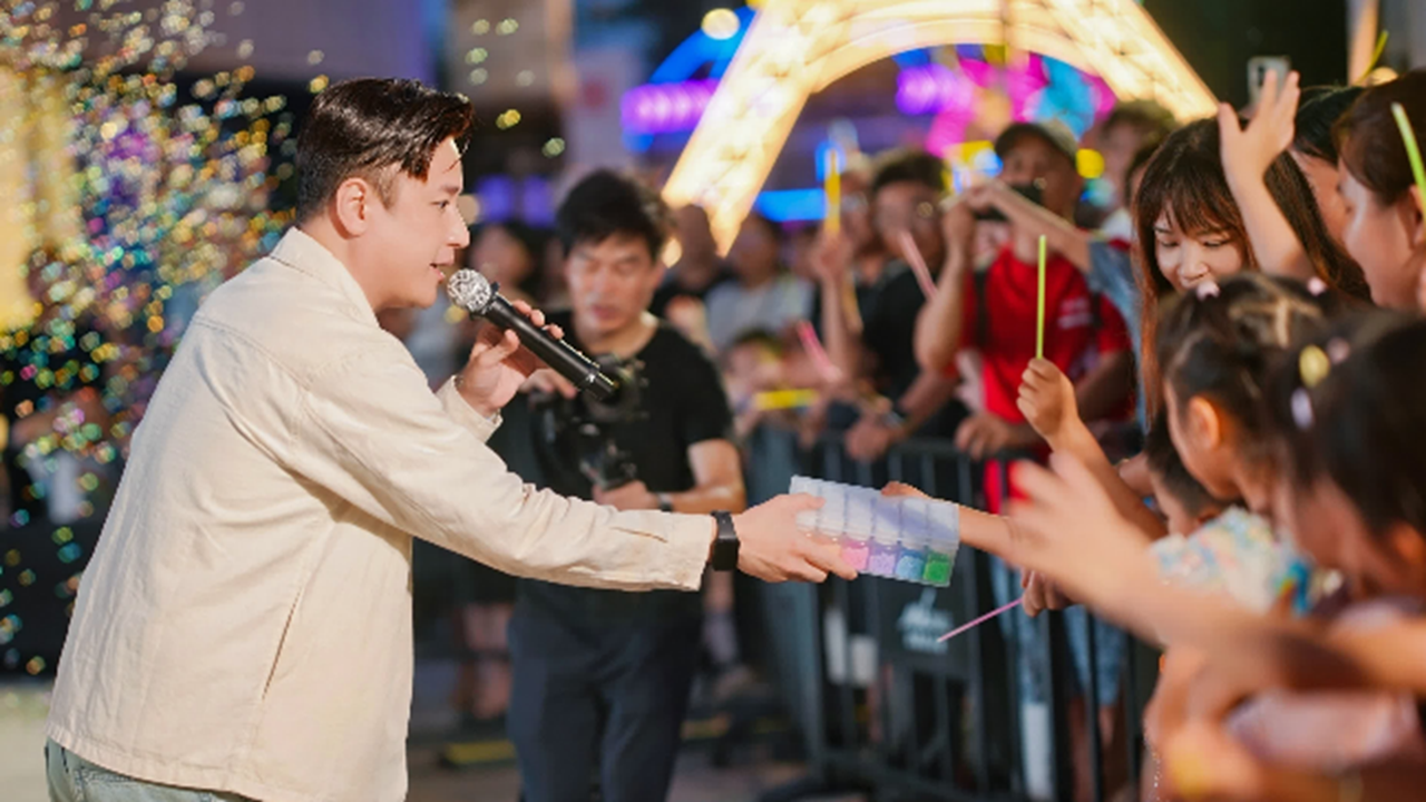 Summer carnival lights up night economy in Longhua