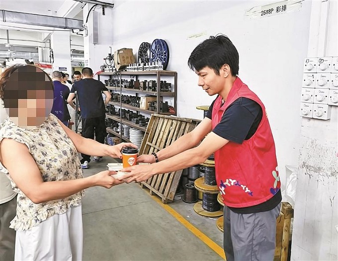 福城街道大水坑社区开展“益企向善&middot;爱心早餐进企业”公益慰问活动2.jpg