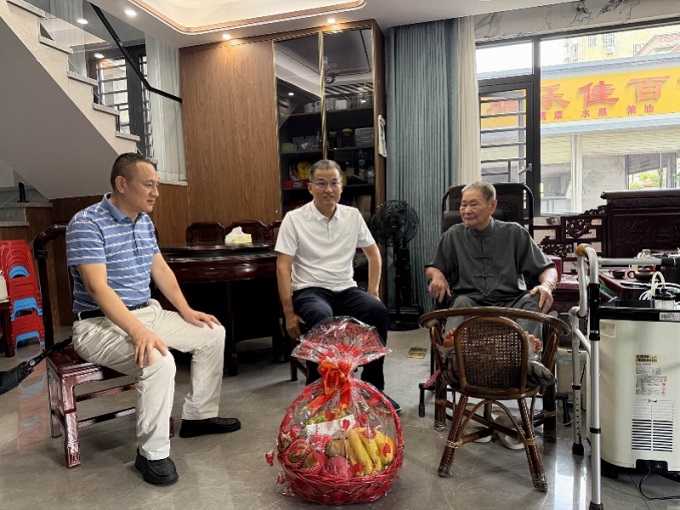 “六必访”见行动,福城街道慰问优抚对象.jpg